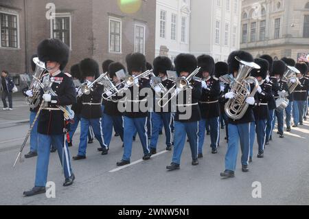 Copenhague, Danemark /04 mars 2024/ Roal Gardes Roal marche en direct à travers la ville pour le palais amalienborh pour changer de gardien à midi à Copenhague.(photo.Francis Joseph Dean/Dean Pictures) Banque D'Images