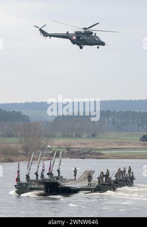 Korzeniewo, Pologne. 04 mars 2024. Des soldats britanniques participent à un exercice militaire conjoint avec les forces armées de plusieurs pays de l'OTAN sur la Vistule. Environ 20 000 soldats de neuf pays de l'OTAN participent à l'exercice appelé Dragon 24 sur le plus long fleuve de Pologne. La traversée de la Vistule est un test de coopération entre les forces armées sur terre, en mer, dans les airs et dans le cyberespace. Crédit : Sebastian Kahnert/dpa/Alamy Live News Banque D'Images