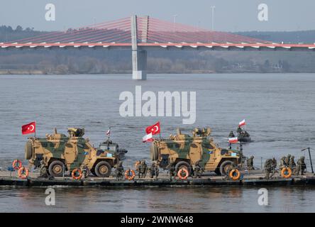 Korzeniewo, Pologne. 04 mars 2024. Des soldats turcs participent à un exercice militaire conjoint avec les forces armées de plusieurs pays de l'OTAN sur la Vistule. Environ 20 000 soldats de neuf pays de l'OTAN participent à l'exercice appelé Dragon 24 sur le plus long fleuve de Pologne. La traversée de la Vistule est un test de coopération entre les forces armées sur terre, en mer, dans les airs et dans le cyberespace. Crédit : Sebastian Kahnert/dpa/Alamy Live News Banque D'Images