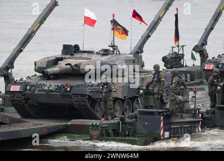 Korzeniewo, Pologne. 04 mars 2024. Des soldats de la Bundeswehr participent à un exercice militaire conjoint avec les forces armées de plusieurs pays de l'OTAN sur la Vistule. Environ 20 000 soldats de neuf pays de l'OTAN participent à l'exercice appelé Dragon 24 sur le plus long fleuve de Pologne. La traversée de la Vistule est un test de coopération entre les forces armées sur terre, en mer, dans les airs et dans le cyberespace. Crédit : Sebastian Kahnert/dpa/Alamy Live News Banque D'Images