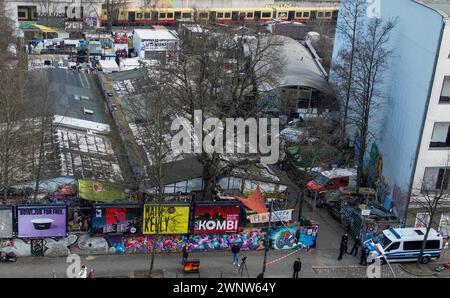 Berlin, Allemagne. 04 mars 2024. Vue de la zone sur Markgrafendamm dans le district de Friedrichshain pendant la chasse à l'homme pour les anciens terroristes de la RAF Staub et Garweg. Après l'arrestation de Klette, un terroriste présumé de l'ex-RAF, la police continue à rechercher les deux complices. (Photo aérienne avec un drone) crédit : Britta Pedersen/dpa/Alamy Live News Banque D'Images