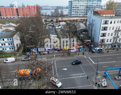 Berlin, Allemagne. 04 mars 2024. Vue de la zone sur Markgrafendamm dans le district de Friedrichshain pendant la chasse à l'homme pour les anciens terroristes de la RAF Staub et Garweg. Après l'arrestation de Klette, un terroriste présumé de l'ex-RAF, la police continue à rechercher les deux complices. (Photo aérienne avec un drone) crédit : Britta Pedersen/dpa/Alamy Live News Banque D'Images