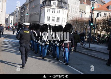 Copenhague, Danemark /04 mars 2024/ Roal Garde Roal marche en direct à travers la ville pour le palais amalienborh pour changer de gardien à midi à Copenhague.photo.Francis Joseph Dean/Dean Pictures Banque D'Images