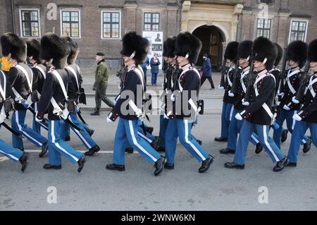 Copenhague, Danemark /04 mars 2024/ Roal Garde Roal marche en direct à travers la ville pour le palais amalienborh pour changer de gardien à midi à Copenhague.photo.Francis Joseph Dean/Dean Pictures Banque D'Images