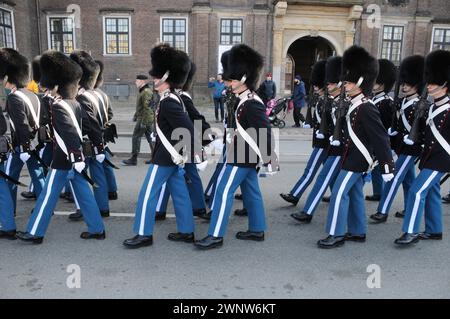 Copenhague, Danemark /04 mars 2024/ Roal Garde Roal marche en direct à travers la ville pour le palais amalienborh pour changer de gardien à midi à Copenhague.photo.Francis Joseph Dean/Dean Pictures Banque D'Images