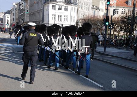 Copenhague, Danemark /04 mars 2024/ Roal Garde Roal marche en direct à travers la ville pour le palais amalienborh pour changer de gardien à midi à Copenhague.photo.Francis Joseph Dean/Dean Pictures Banque D'Images