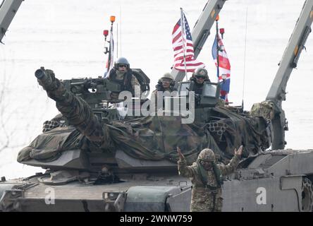 Korzeniewo, Pologne. 04 mars 2024. Des soldats de l'armée AMÉRICAINE participent à un exercice militaire conjoint avec des forces de plusieurs pays de l'OTAN sur la Vistule. Environ 20 000 soldats de neuf pays de l'OTAN participent à l'exercice appelé Dragon 24 sur le plus long fleuve de Pologne. La traversée de la Vistule est un test de coopération entre les forces armées sur terre, en mer, dans les airs et dans le cyberespace. Crédit : Sebastian Kahnert/dpa/Alamy Live News Banque D'Images