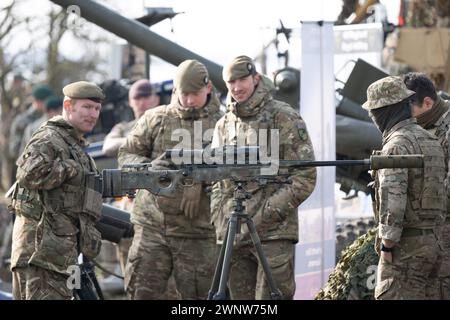 Korzeniewo, Pologne. 04 mars 2024. Des soldats participent à un exercice militaire conjoint avec les forces armées de plusieurs pays de l'OTAN sur la Vistule. Environ 20 000 soldats de neuf pays de l'OTAN participent à l'exercice appelé Dragon 24 sur le plus long fleuve de Pologne. La traversée de la Vistule est un test de coopération entre les forces armées sur terre, en mer, dans les airs et dans le cyberespace. Crédit : Sebastian Kahnert/dpa/Alamy Live News Banque D'Images