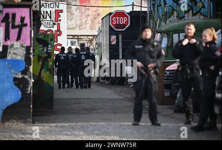 Berlin, Allemagne. 04 mars 2024. Des policiers pénètrent dans les locaux de Markgrafendamm, dans le district de Friedrichshain, à la recherche d'anciens terroristes de la RAF, Staub et Garweg. Après l'arrestation de Klette, un terroriste présumé de l'ex-RAF, la police continue à rechercher les deux complices. Crédit : Britta Pedersen/dpa/Alamy Live News Banque D'Images