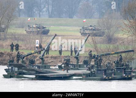 Korzeniewo, Pologne. 04 mars 2024. Des soldats de la Bundeswehr participent à un exercice militaire conjoint avec les forces armées de plusieurs pays de l'OTAN sur la Vistule. Environ 20 000 soldats de neuf pays de l'OTAN participent à l'exercice appelé Dragon 24 sur le plus long fleuve de Pologne. La traversée de la Vistule est un test de coopération entre les forces armées sur terre, en mer, dans les airs et dans le cyberespace. Crédit : Sebastian Kahnert/dpa/Alamy Live News Banque D'Images