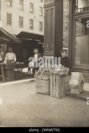 Lena Lochiavo - 11 ans, vendeuse de paniers (et de bretzel), au Sixth Street Market devant l'entrée du salon, Cincinnati, Ohio, août 1908 Banque D'Images