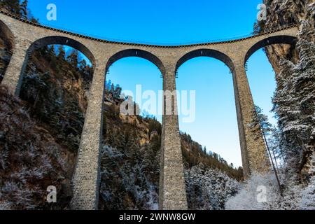 Vue du viaduc Landwasser, chemin de fer rhétique, Graubunden en Suisse en hiver Banque D'Images