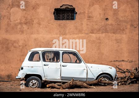 Vieille voiture abandonnée dans le village historique de Mhamid, Maroc Banque D'Images