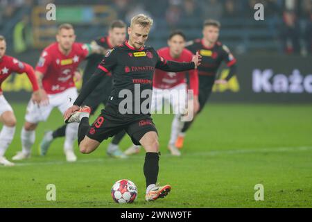 Cracovie, Pologne. 28 février 2024. Bartlomiej Pawlowski de Widzew Lodz vu en action lors du match de football de la Coupe de Pologne Fortuna 2023/2024 entre Wisla Cracovie et Widzew Lodz au stade municipal de Cracovie. Score final : Wisla Krakow 2:1 Widzew Lodz. (Photo de Grzegorz Wajda/SOPA images/SIPA USA) crédit : SIPA USA/Alamy Live News Banque D'Images