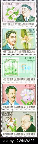 Timbre-poste oblitéré imprimé par Cuba, qui montre des écrivains, des orchidées et des timbres, vers 1989. Banque D'Images