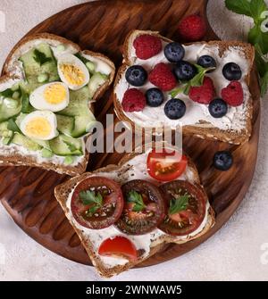 assortiment de sandwichs avec différentes garnitures pour le petit déjeuner Banque D'Images