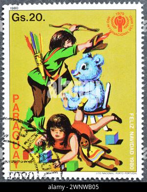 Timbre-poste oblitéré imprimé par le Paraguay, qui montre des enfants en jeu, Noël 1980 - année internationale de l'enfant, vers 1980. Banque D'Images