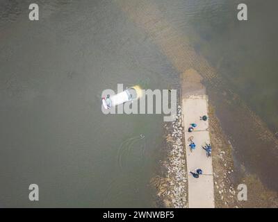 Récemment, une voiture mal sécurisée a coulé dans les eaux de crue de l'Elbe et n'a été retrouvée qu'après une fouille approfondie. La reprise est toujours en cours Banque D'Images