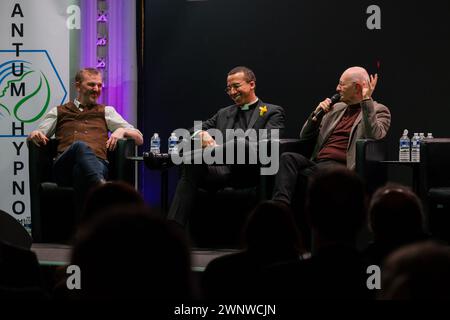 Laurence Fox et Calvin Robinson se réunissent et parlent lors d’un événement organisé par David Vance et Peter Mcilvenna, Banque D'Images