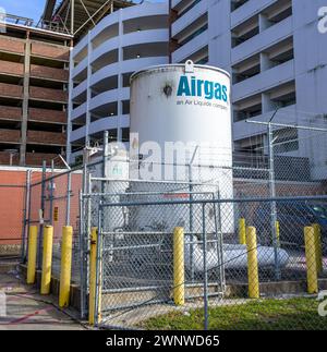 NOUVELLE-ORLÉANS, LOUISIANE, États-Unis - 21 DÉCEMBRE 2023 : grand réservoir d'oxygène liquide extérieur Airgas derrière l'hôpital baptiste Ochsner dans le centre-ville de la Nouvelle-Orléans Banque D'Images