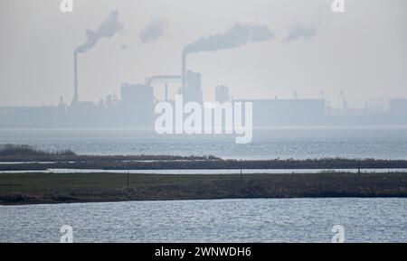 Poel, Allemagne. 04 mars 2024. Vue de Baumwerder depuis l'île de Poel et la zone industrielle du port de Wismar en arrière-plan. L'île de Poel dans l'ouest du Mecklembourg est l'une des destinations d'excursion les plus populaires en Mecklembourg-Poméranie occidentale. Crédit : Frank Hormann/dpa/Alamy Live News Banque D'Images