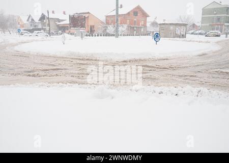 Sremska Mitrovica, Serbie, 12 décembre 2021 fourche ou voie d'évitement d'un rond-point. Des neiges sur le bord de la route. Mauvais temps. Conduite difficile Banque D'Images