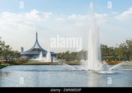 Bangkok, Thaïlande - 21 décembre 2023 : fontaines du parc Suan Luang Rama IX. Banque D'Images