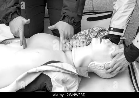 Mains d'un policier sur un mannequin au cours d'un exercice de réanimation. Concept de formation aux premiers soins de RCP.soins d'urgence. Banque D'Images