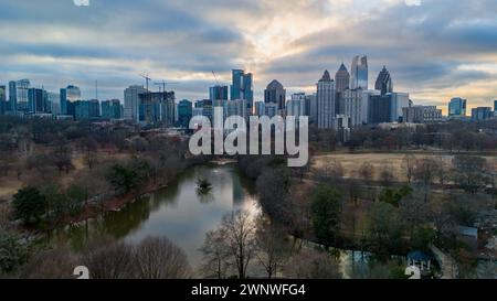 Vue panoramique aérienne d'Atlanta prise depuis le parc Piedmont au coucher du soleil au mois de mars 2024. Banque D'Images