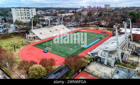 Vue aérienne d'un stade vide avec terrain de football américain et une piste d'athlétisme dans le centre-ville d'Atlanta Banque D'Images