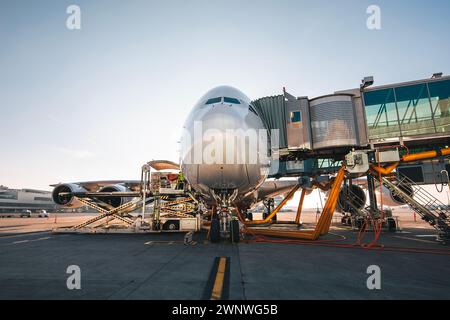 Chargement de l'avion avant le départ. Vue de face de l'avion à l'aéroport le jour ensoleillé. Banque D'Images