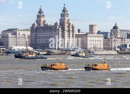 Exposition du 200e anniversaire de la RNLI sur la rivière Mersey, avec des bateaux et des équipages des stations locales de New Brighton, Hoylake, West Kirby et Lytham St Annes. Banque D'Images