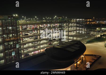 Istanbul, Turquie, 31 décembre 2023 : parking moderne à plusieurs étages avec voitures dans la zone de l'aéroport IST. Infrastructure d'une métropole turque. Payé Banque D'Images