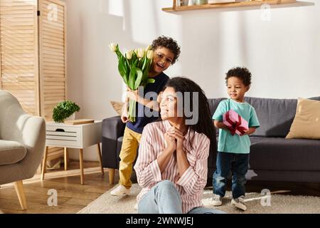 Joyeuse belle femme afro-américaine passant du temps avec ses fils aimants le jour de la fête des mères Banque D'Images