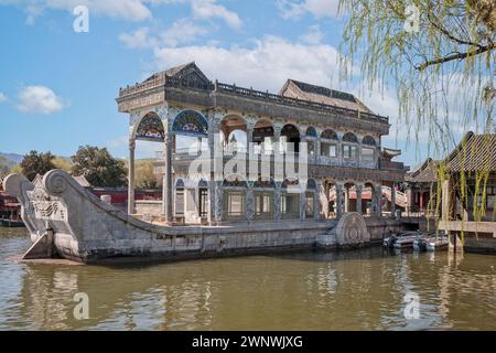 Pavillon de bateau en marbre au bord du lac Kunming, Palais d'été, Pékin, Chine, le 3 avril 2011 Banque D'Images