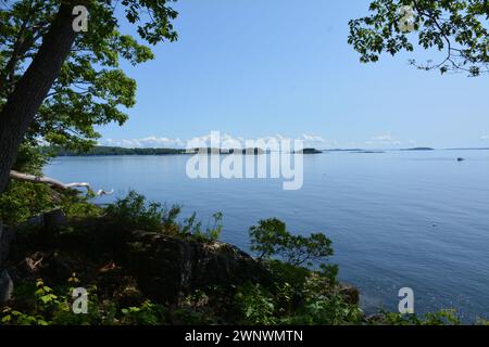 Horizon avec île et relief sur l'Atlantique près de Rockport, Maine Banque D'Images