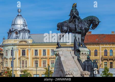 CLUJ-NAPOCA, TRANSYLVANIE, ROUMANIE - 20 SEPTEMBRE 2020 : le Monument de Mathias Corvinus devant tous Michael's Church, située à Union Square. Banque D'Images