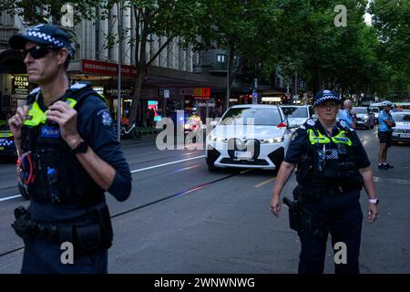 Melbourne, Australie. 04 mars 2024. Les véhicules officiels du président philippin Marcos Jr. arrivent sur place. Les Philippins ont protesté contre la visite australienne du président philippin Marcos Jr. Marcos Jr. devait rencontrer la communauté philippine à la mairie de Melbourne, tandis que les manifestants manifestaient à l'extérieur. (Photo de George Chan/SOPA images/SIPA USA) crédit : SIPA USA/Alamy Live News Banque D'Images