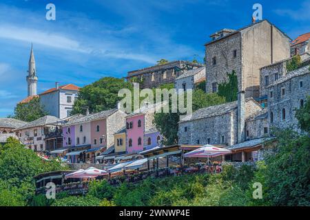 MOSTAR, BOSNIE-HERZÉGOVINE - 15 AOÛT 2022 : bâtiments colorés dans les rues de la ville. Quartier du vieux pont de la vieille ville de Mostar. Patrimoine mondial de l'UNESCO Banque D'Images