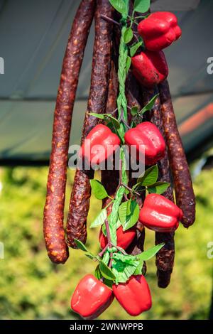 Saucisses séchées fumées et fabriquées traditionnellement serbes sur un marché fermier dans le village de Kacarevo, festival de bacon gastro et de produits de viande sèche organisé chaque année Banque D'Images