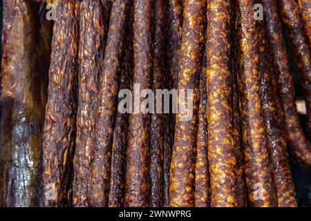 Saucisses séchées fumées et fabriquées traditionnellement serbes sur un marché fermier dans le village de Kacarevo, festival de bacon gastro et de produits de viande sèche organisé chaque année Banque D'Images