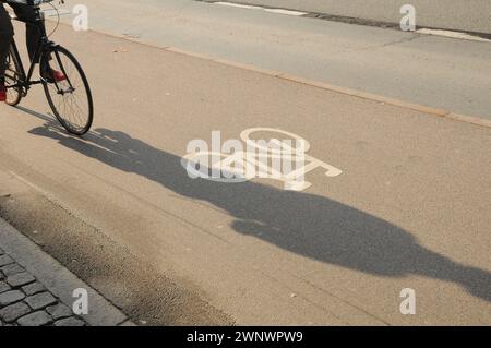 Copenhague, Danemark /04 Mach 2024/.piste cyclable pour cyclistes dans la capitale dan ish Copenhague. (Photo.Francis Joseph Dean/Dean Pictures) Banque D'Images