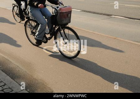 Copenhague, Danemark /04 Mach 2024/.piste cyclable pour cyclistes dans la capitale dan ish Copenhague. (Photo.Francis Joseph Dean/Dean Pictures) Banque D'Images