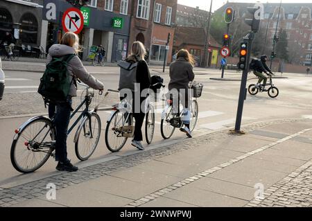 Copenhague, Danemark /04 Mach 2024/.piste cyclable pour cyclistes dans la capitale dan ish Copenhague. (Photo.Francis Joseph Dean/Dean Pictures) Banque D'Images