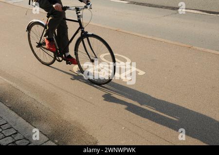 Copenhague, Danemark /04 Mach 2024/.piste cyclable pour cyclistes dans la capitale dan ish Copenhague. (Photo.Francis Joseph Dean/Dean Pictures) Banque D'Images