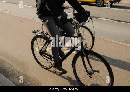 Copenhague, Danemark /04 Mach 2024/.piste cyclable pour cyclistes dans la capitale dan ish Copenhague. (Photo.Francis Joseph Dean/Dean Pictures) Banque D'Images