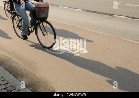 Copenhague, Danemark /04 Mach 2024/.piste cyclable pour cyclistes dans la capitale dan ish Copenhague. (Photo.Francis Joseph Dean/Dean Pictures) Banque D'Images