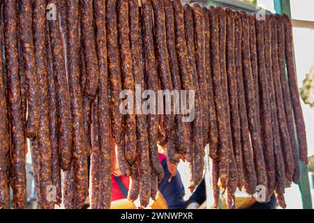 Saucisses séchées fumées et fabriquées traditionnellement serbes sur un marché fermier dans le village de Kacarevo, festival de bacon gastro et de produits de viande sèche organisé chaque année Banque D'Images