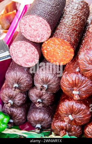 Saucisses séchées fumées et fabriquées traditionnellement serbes sur un marché fermier dans le village de Kacarevo, festival de bacon gastro et de produits de viande sèche organisé chaque année Banque D'Images