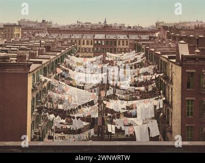 American 20th Century, Une vue de la lessive de vêtements suspendus dans §New York A Monday Washing, New York City, a publié 1900 photo-chromolithographie Banque D'Images